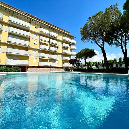 Cozy 1 Bedroom With Shared Pool And Lift Apartmán